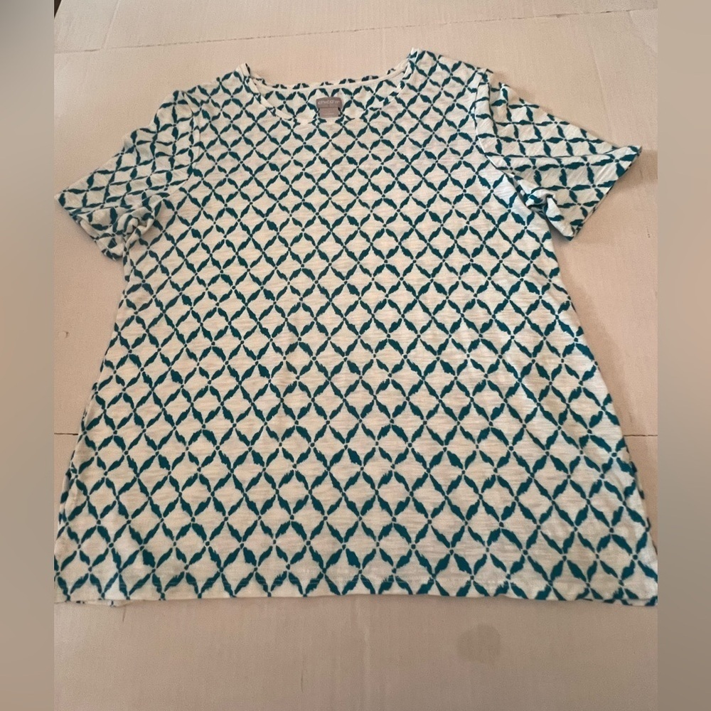 CHICO’S SIZE 1 DARK TURQUOISE AND WHITE SHORT SLEEVE TEE TOP